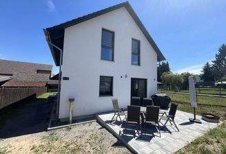 Vorderansicht mit Terrasse