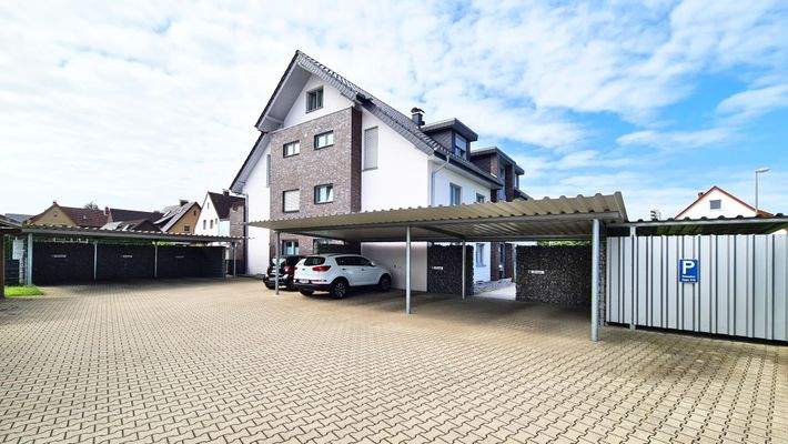 Parkplatz mit Carport