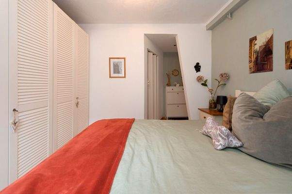 Schlafzimmer Gartengeschoss b