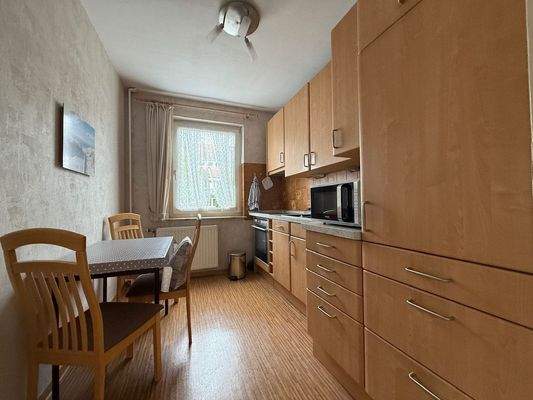 Küche mit Einbauküche und Sitzplatz