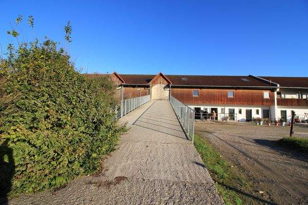 Auffahrt zur Anlieferung über Rampe