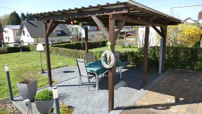 überdachte Sitzecke im Garten