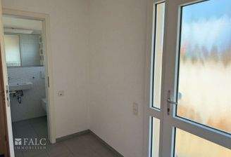 Eingangsbereich_Blick in das Gäste-WC - (KI generiert)