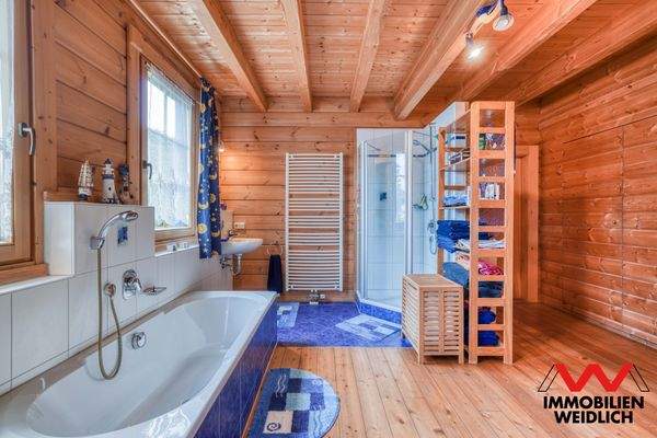 Großzügiges helles Badezimmer im Erdgeschoss