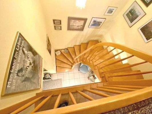 Die eindrucksvolle Holztrepppe wendelt sich ins Obergeschoss