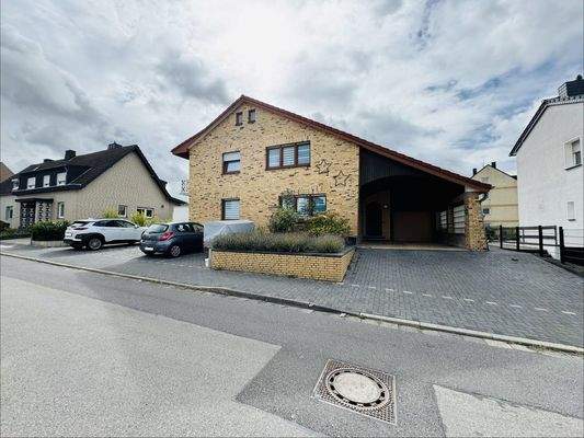 Blick aufs Haus mit Parkfläche