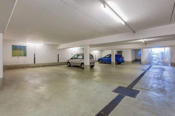 Tiefgarage (2 Einzelstellpl. + 1 ASP)