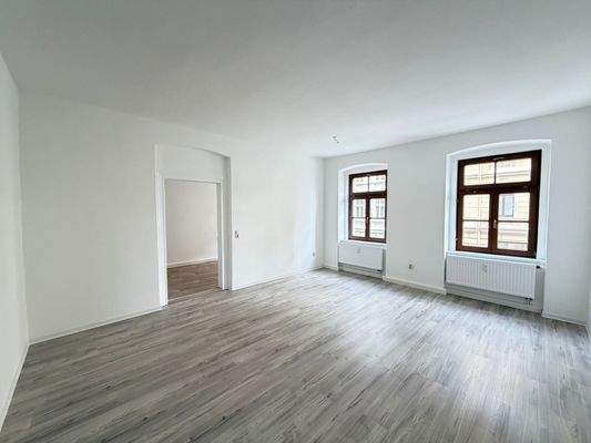 Helles Wohnzimmer mit Balkon