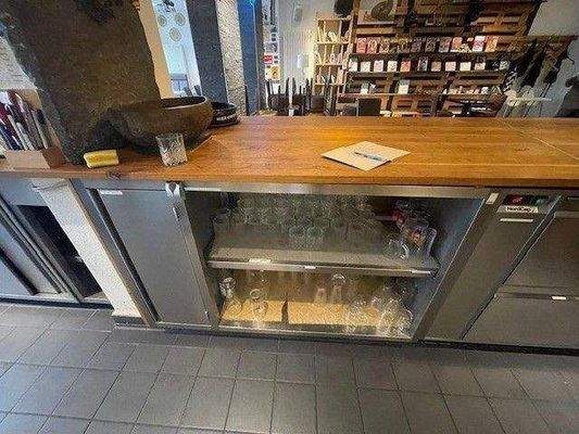 Blick von der hinteren Theke in den Gastraum.jpg