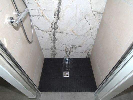 Dusche mit Wasserablauf im Boden
