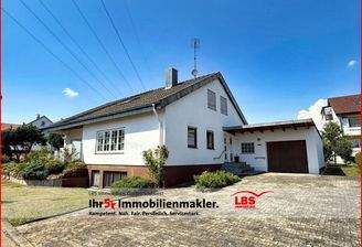 Wohnhaus mit ELW und Garage