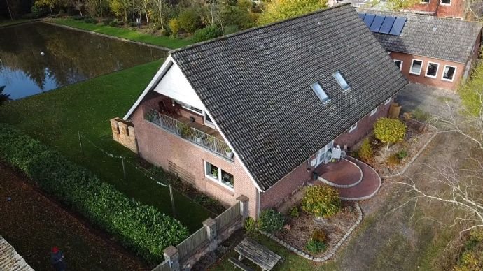 großes Einfamilienhaus mit Doppelgarage und eigenem kleinem Wald- und Naturschwimmareal