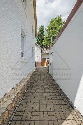 Durchgang zwischen Haus und Garage