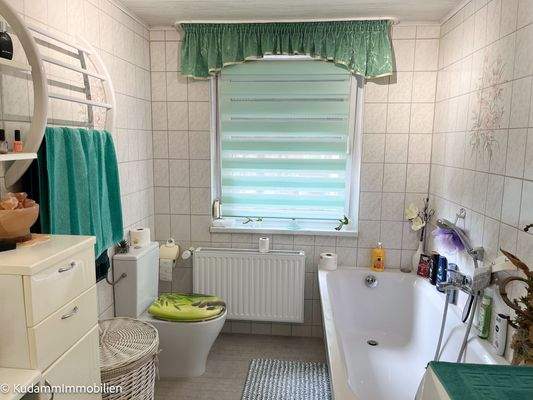 Badezimmer und Wanne