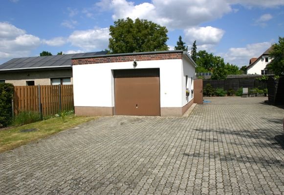 Einfahrt mit Garage