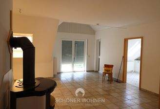 Wohnzimmer mit Zugang zum Balkon