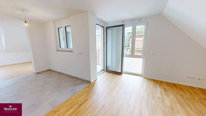 Wohnzimmer mit Durchgang auf den Balkon