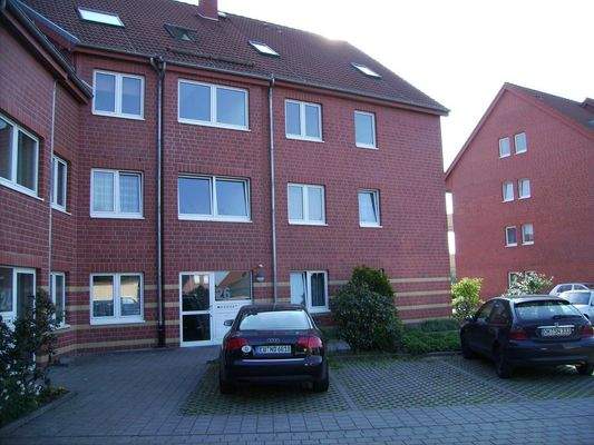 Eingang und Stellplätze