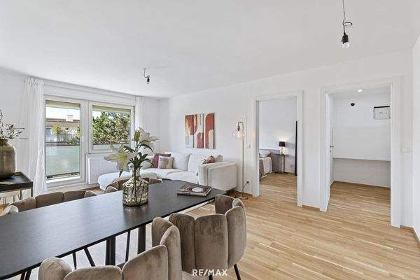 Wohnzimmer mit Ausgang auf rückwärtige Terrasse