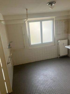 behindertengerechtes Badezimmer mit Dusche