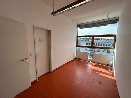 Behandlungsraum mit Dusche