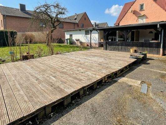 Garten mit Sonnenterrasse