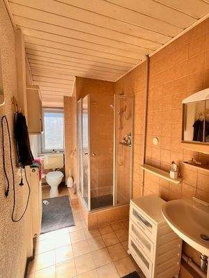 Helles Badezimmer mit Dusche