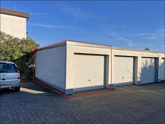 Von der eigenen Garage aus kommt man durch eine Tür direkt in den Garten