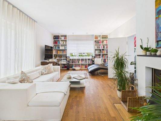 Großer Wohnbereich mit Kamin