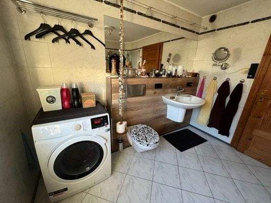 geräumiges gefliestes Badezimmer