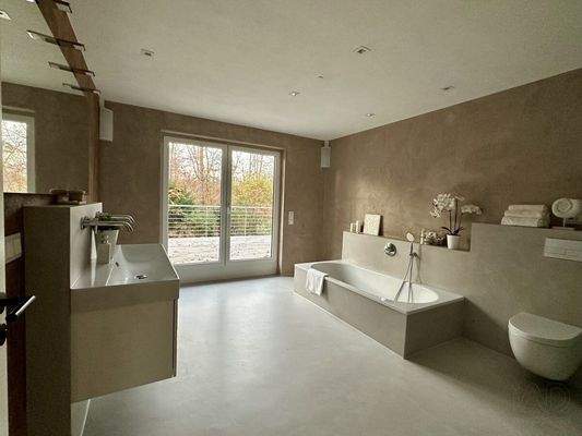 1. OG Master Tageslichtbad mit Zugang zur Terrasse