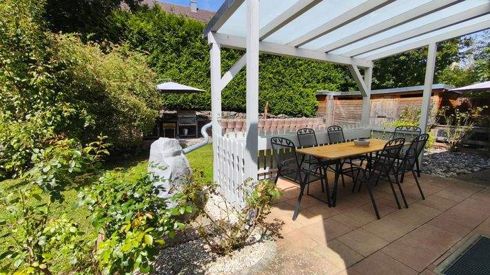 Essplatz auf der Terrasse vor dem Wohnzimmer