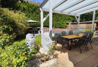 Essplatz auf der Terrasse vor dem Wohnzimmer