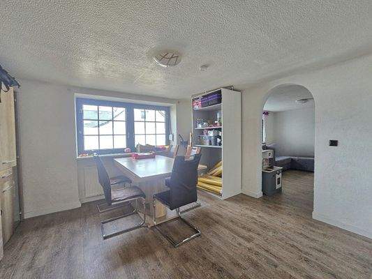 Essen mit Blick ins Wohnzimmer