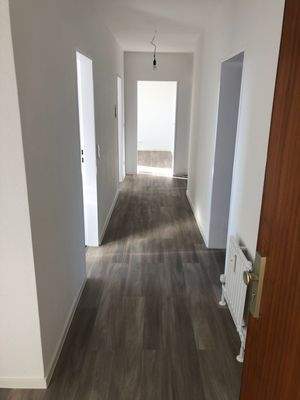 Flur, weiß gestrichen mit grauem Vinylfußboden