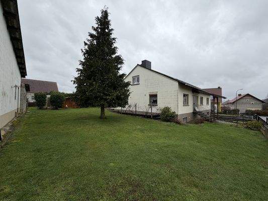 Garten und Seitliche Ansicht