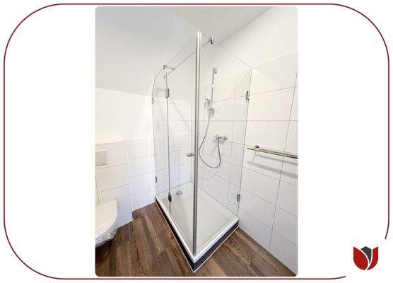 Geräumige Dusche mit Glasabtrennung