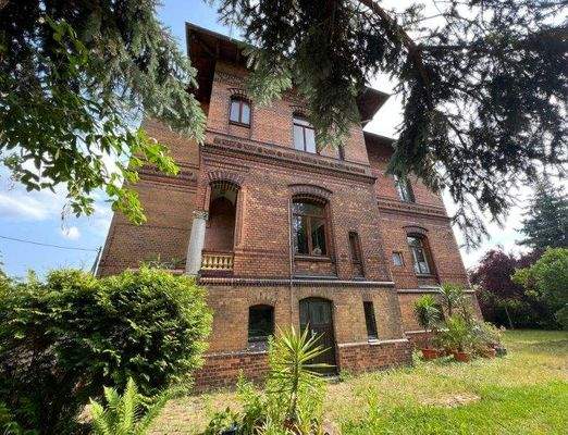 Villa Ansicht aus dem Garten.jpg