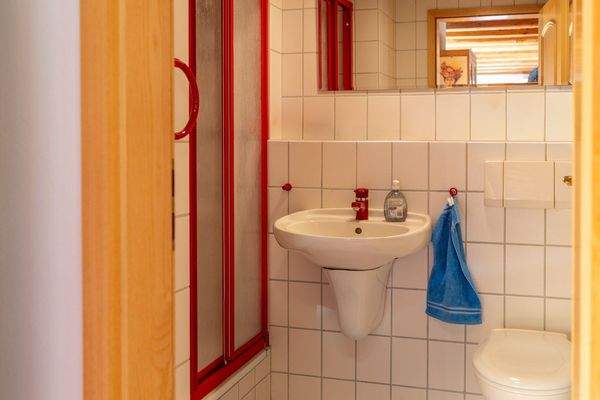 Wohnen über dem See – Charmante Maisonettewohnung mit Alpenpanorama