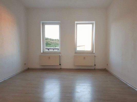 Wohnzimmer_vor der Erneuerung des Fußboden (FB)