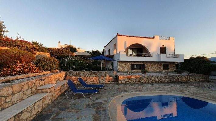 MIT VIDEO! Kreta, Plaka: Villa mit traditionellen Elementen und Meerblick zu verkaufen