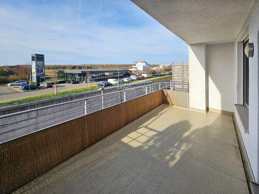 Großzügiger, überdachter Balkon