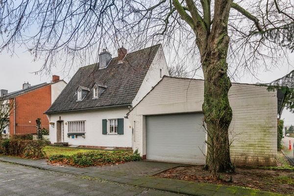 Straßenansicht mit Garage