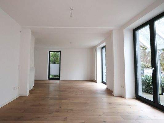 großer Wohnraum mit hochwertigem Echtholzboden