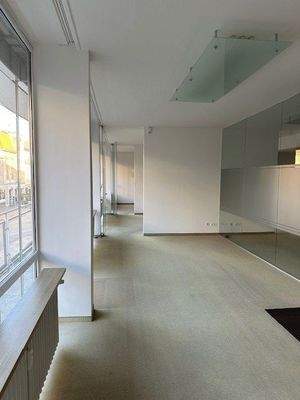 Flur zu den einzelnen Büroräumen