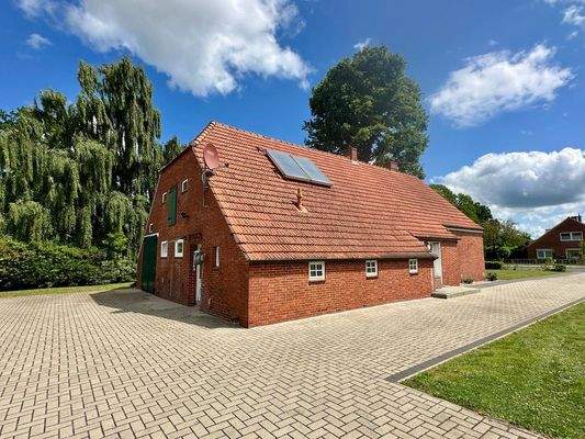 Rückansicht mit Parkmöglichkeiten