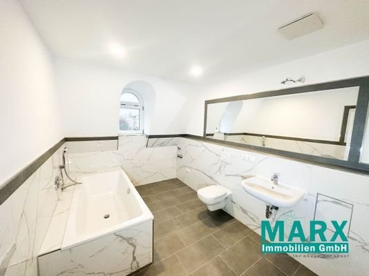 Bad mit Wanne, Dusche und Waschmaschinenanschluss