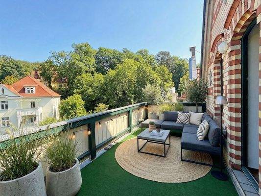 Großzügiger, nordöstlich ausgerichteter Balkon - Mobiliar nicht übernehmbar.