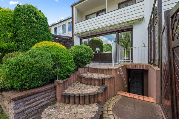 Stufen zur Terrasse / Zugang zum Keller