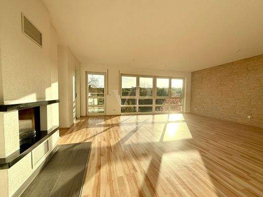 Wohn- und Esszimmer mit Kamin